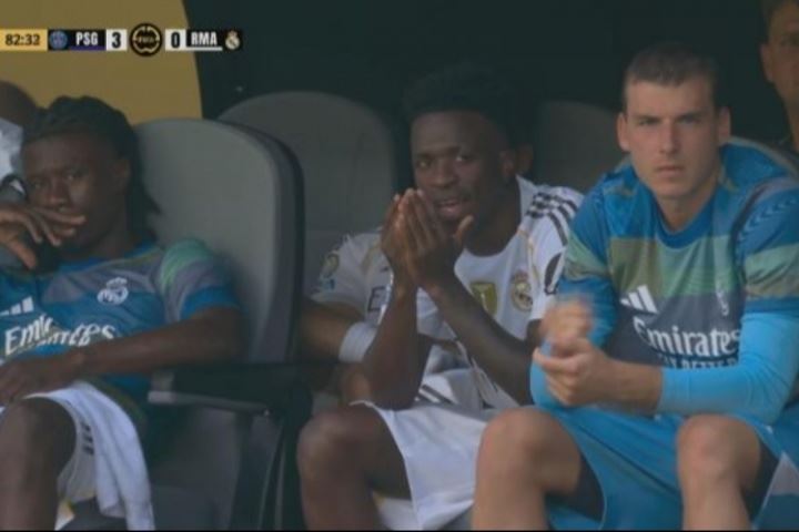 0-3落后还偷笑😡皇马球迷怒喷维尼修斯：他的职业道德去哪了？