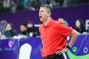 媒体人：韩国开局打得非常灵 中国男篮要杀伤 守是守不下来的