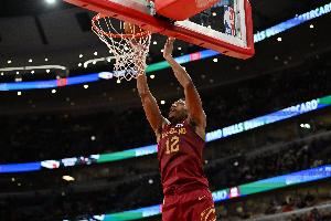 亨特撞到膝盖下半场没打！阿特金森：没必要冒这个风险