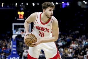 外线没谱!申京半场8中3拿到6分5助 三分3中0