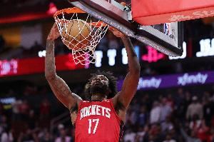 流畅!杜兰特吸引包夹分球亚当斯 后者妙传助攻伊森轻松上篮得手